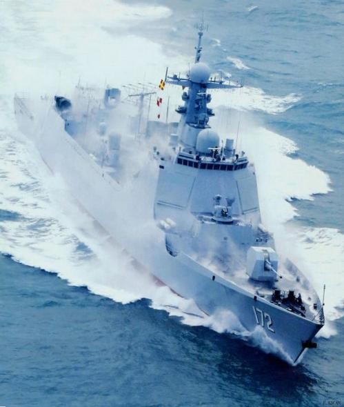 Trung Quốc ưu tiên bố trí tàu chiến tiên tiến ở Biển Đông như tàu khu trục tên lửa Type 052C/D, tàu hộ vệ tên lửa Type 054A, tàu hộ vệ hạng nhẹ Type 056, tàu đổ bộ cỡ lớn Type 072 và Type 071, tàu đệm khí... Trong hình là tàu khu trục tên lửa tiên tiến nhất của Trung Quốc hiện nay và là chiếc Type 052D đầu tiên, mới biên chế cho Hạm đội Nam Hải vào năm 2014, đặt tên là Côn Minh, số hiệu 172.