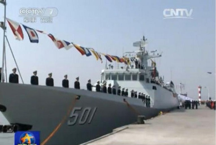 Hải quân Trung Quốc tổ chức lễ biên chế tàu hộ vệ hạng nhẹ Tín Dương số hiệu 501 Type 056 cho Hạm đội Bắc Hải (nguồn Đài truyền hình CCTV TQ)