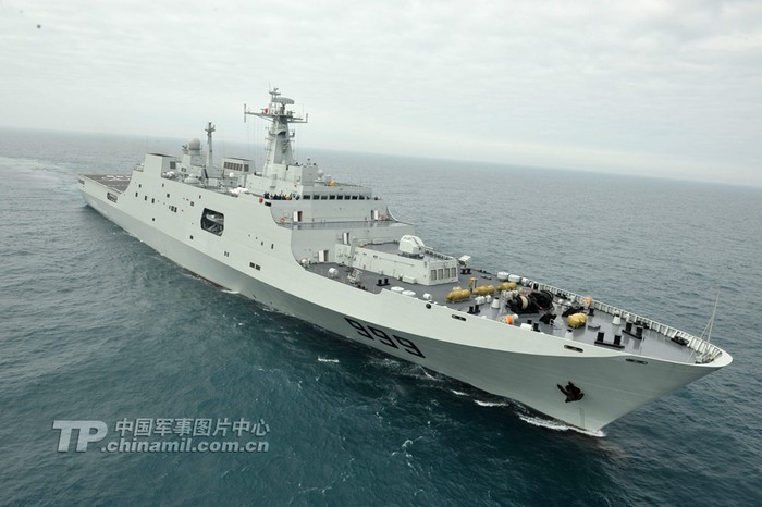 Tàu đổ bộ cỡ lớn Tỉnh Cương Sơn số hiệu 999 Type 071 của Hạm đội Nam Hải, Hải quân Trung Quốc, triển khai ở Biển Đông, lượng giãn nước 18.500 tấn, dài 210 m, rộng 28 m, thủy thủ đoàn 120 người.