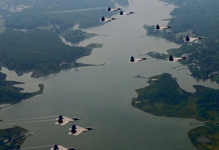 Biên đội máy bay chiến đấu F-22 Mỹ