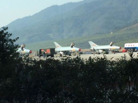 Máy bay chiến đấu J-7H ở sân bay Lâm Thương của Không quân Trung Quốc