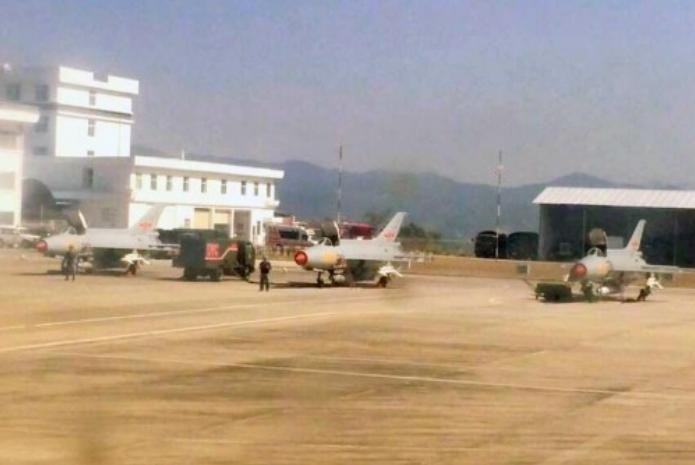 Máy bay chiến đấu J-7H Không quân Trung Quốc lắp sẵn đạn tại biên giới với Myanmar (nguồn mạng sina TQ)