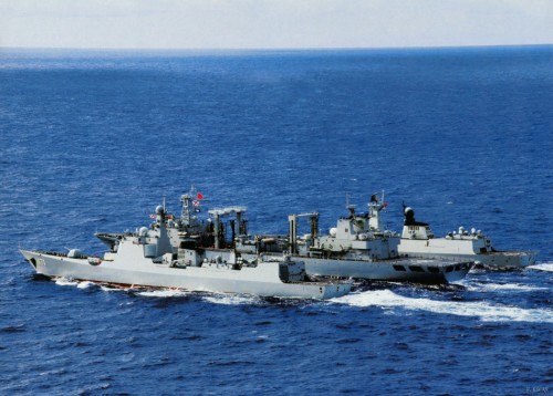 Tàu khu trục tên lửa Hải Khẩu số hiệu 171 Type 052C và tàu hộ vệ Type 054A của Hạm đội Nam Hải, Hải quân Trung Quốc tiến hành tiếp tế trên biển (nguồn mạng sina TQ)