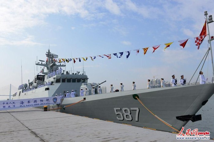 Tàu hộ vệ hạng nhẹ Yết Dương Type 056 biên chế cho Khu thủy cảnh Sán Đầu, Hạm đội Nam Hải, Hải quân Trung Quốc ngày 26 tháng 1 năm 2014 (nguồn báo Nhân Dân, TQ)