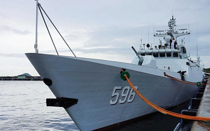 Tàu hộ vệ hạng nhẹ Huệ Châu số hiệu 596 Type 056 biên chế ngày 1 tháng 7 năm 2013 cho Lực lượng Quân đội Trung Quốc tại Hồng Kông. Loại tàu này Trung Quốc đang chế tạo rất nhanh, chỉ trong mấy năm nay đã hạ thủy 25 chiếc, dùng cho chiến tranh ở các vùng biển gần như biển Hoa Đông, Biển Đông nhằm chiếm đoạt đảo đá