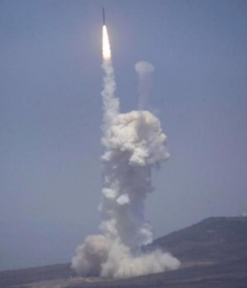 Mỹ thử nghiệm thành công đánh chặn phòng thủ tên lửa đoạn giữa mặt đất (nguồn mạng sina TQ)
