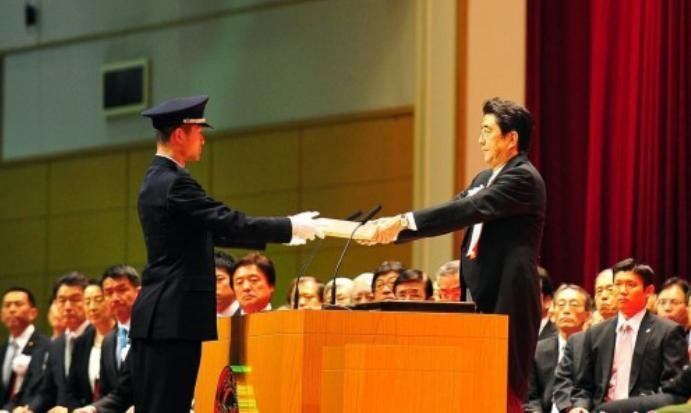 Tại Đại học Quốc phòng Nhật Bản, Thủ tướng Shinzo Abe nhấn mạnh quyền tự vệ tập thể (nguồn mạng sina TQ)
