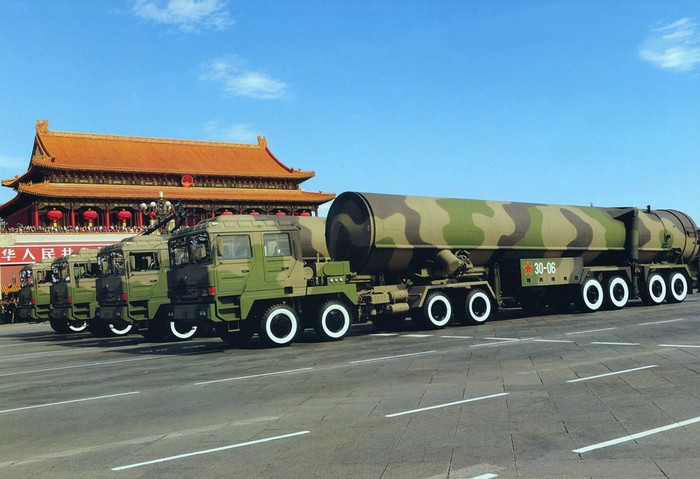 Tên lửa đạn đạo xuyên lục địa Đông Phong-31A Trung Quốc trong một lễ duyệt binh