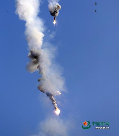 Tháng 3 năm 2015, Hạm đội Nam Hải - Hải quân Trung Quốc tổ chức tập trận ở Biển Đông: Bắn đạn gây nhiễu (nguồn Tân Hoa xã)