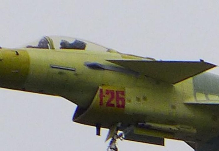 Máy bay chiến đấu J-10B phiên bản sản xuất hàng loạt, số hiệu 126 (nguồn mạng sina TQ)