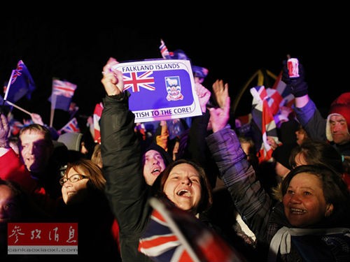 Người dân vui mừng với kết quả bỏ phiếu của người dân ở quần đảo Mavinas