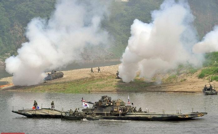 Lực lượng bọc thép Mỹ-Hàn tổ chức diễn tập quân sự liên hợp. Trong hình là xe tăng M1A2 Mỹ qua sông