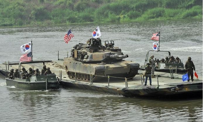 Lực lượng bọc thép Mỹ-Hàn tổ chức diễn tập quân sự liên hợp. Trong hình là xe tăng M1A2 Mỹ qua sông