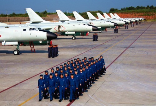 Máy bay ném bom H-6K Trung Quốc (nguồn mạng sina Trung Quốc)