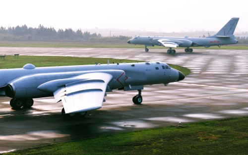 Máy bay ném bom H-6K Trung Quốc (nguồn mạng sina TQ)