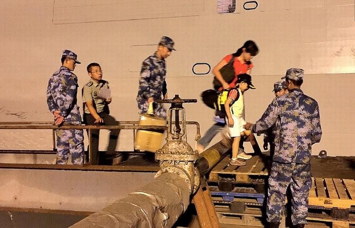 Tàu hộ vệ Lâm Nghi của biên đội hộ tống tốp thứ 19 Hải quân Trung Quốc rút công dân nước này từ Yemen đến Djibouti