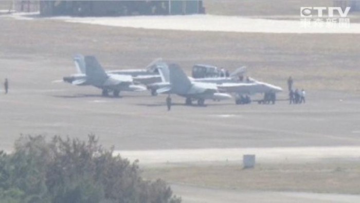 Ngày 1 tháng 4 năm 2015, 2 máy bay chiến đấu F-18 Mỹ buộc phải hạ cánh khẩn cấp xuống Đài Loan (nguồn mạng sina TQ)