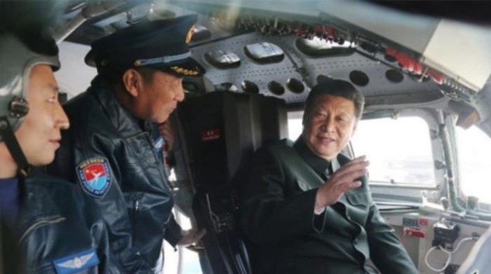 Ông Tập Cận Bình - lãnh đạo Trung Quốc đến thăm một sư đoàn máy bay ném bom Không quân Trung Quốc vào đầu năm 2015 (nguồn mạng sina Trung Quốc)