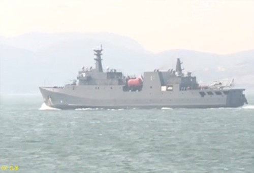 Lần đầu tiên nhìn thấy tàu chiến mới của lực lượng tác chiến trên biển của Lục quân Trung Quốc (nguồn mạng sina TQ)