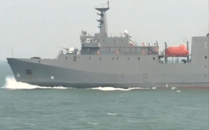 Lần đầu tiên nhìn thấy tàu chiến mới của lực lượng tác chiến trên biển Lục quân Trung Quốc (nguồn mạng sina TQ)