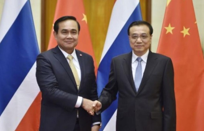 Thủ tướng Trung Quốc Lý Khắc Cường (phải) tiếp Thủ tướng Thái Lan tại Bắc Kinh ngày 22 tháng 12 năm 2014