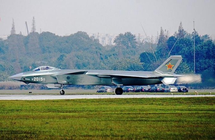 Máy bay chiến đấu J-20 trung Quốc bay thử (nguồn mạng Thanh niên TQ tháng 4 năm 2015)