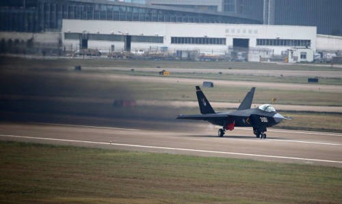 Máy bay chiến đấu J-31 bay biểu diễn có phun khói (nguồn Thời báo Hoàn Cầu, TQ)