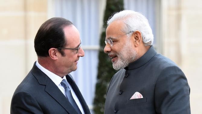 Thủ tướng Ấn Độ Narendra Modi (phải) thăm Pháp