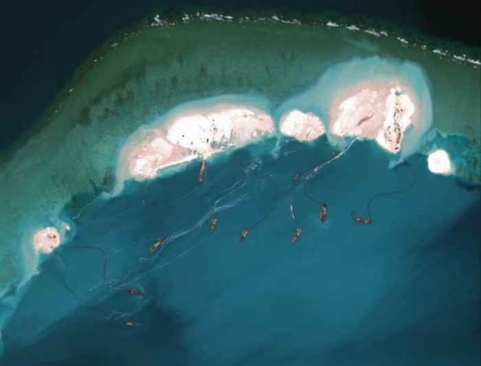 Hình ảnh vệ tinh ngày 16 tháng 3 năm 2015 về đá Vành Khăn thuộc quần đảo Trường Sa của Việt Nam, bị Trung Quốc cưỡng chiếm vào tháng 2 năm 1995 (nguồn New York Times)