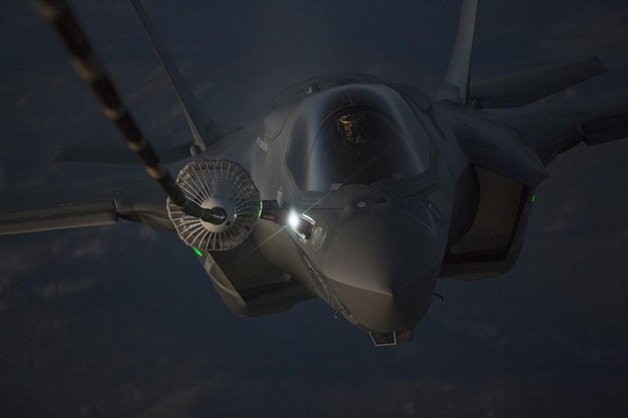 Máy bay chiến đấu F-35B Mỹ tiếp dầu trên không (ảnh minh họa, nguồn Thời báo Hoàn Cầu, TQ)
