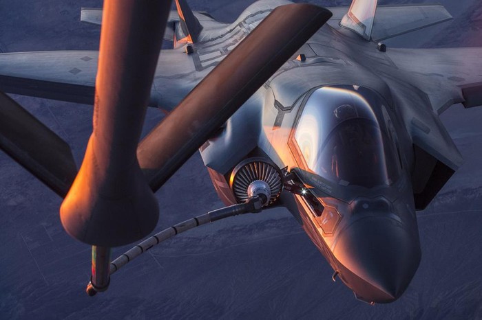 Máy bay chiến đấu F-35B Mỹ tiếp dầu trên không (ảnh minh họa, nguồn Thời báo Hoàn Cầu, TQ)