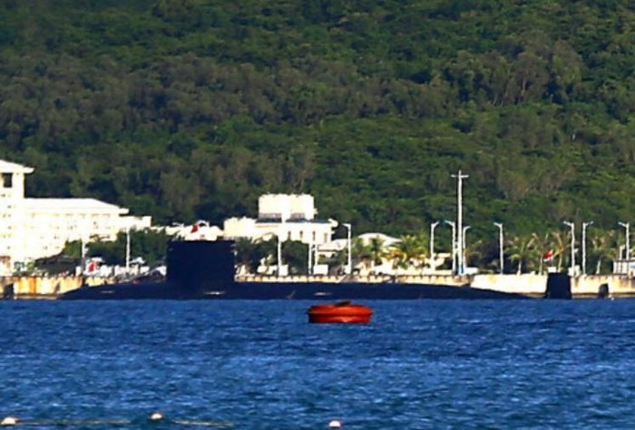 Tàu ngầm hạt nhân tấn công Type 093 đậu ở trong cảng (nguồn mạng sina TQ)