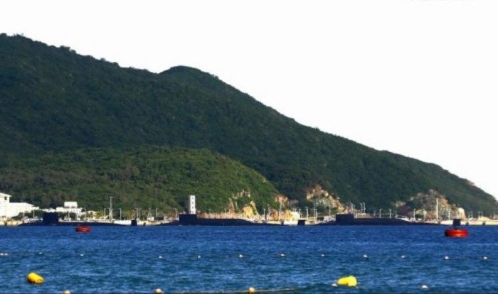 Ở đảo Hải Nam xuất hiện nhiều tàu ngầm hạt nhân Type 094, Type 093 và tàu khu trục Côn Minh số hiệu 172 Type 052D (nguồn mạng sina TQ)
