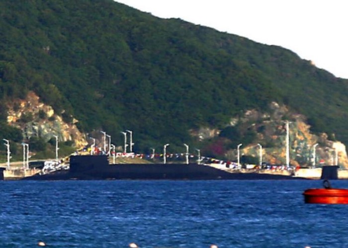 Tàu ngầm hạt nhân chiến lược Type 094 đậu trong cảng (nguồn mạng sina TQ)