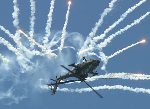 Máy bay trực thăng tấn công Apache bắn đạn gây nhiễu