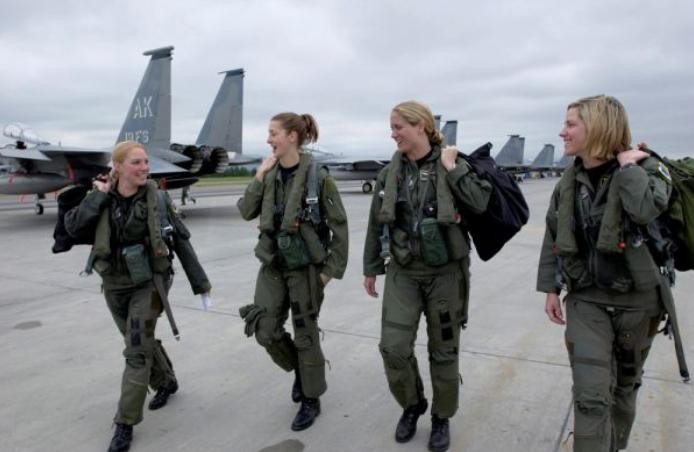 Nữ phi công máy bay chiến đấu F-15 của Không quân Mỹ