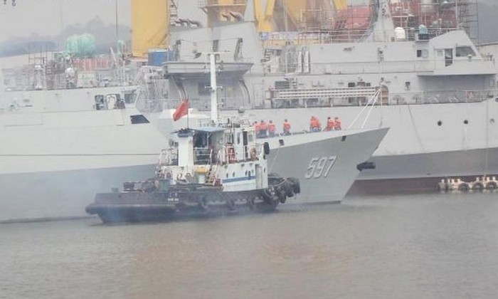 Tàu hộ vệ hạng nhẹ Khâm Châu số hiệu 597 của Quân đội Trung Quốc đóng ở Hồng Kông quay trở lại nhà máy đóng tàu để tiến hành bảo trì.