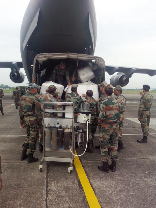 Ngày 26 tháng 4 năm 2015, máy bay vận tải chiến lược C-17 Không quân Ấn Độ vật chuyển vật tư đến Kathmandu