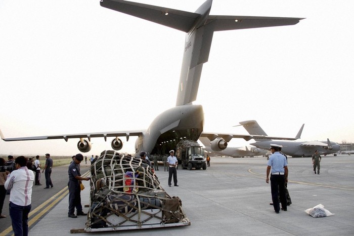 Ngày 26 tháng 4 năm 2015, máy bay vận tải chiến lược C-17 Không quân Ấn Độ vật chuyển vật tư đến Kathmandu
