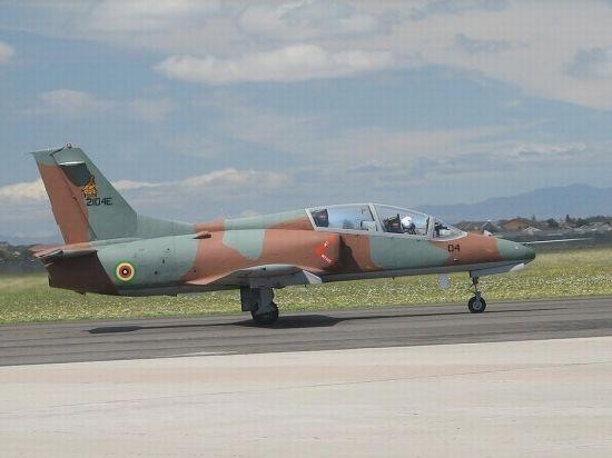 Máy bay huấn luyện K-8 của Không quân Bolivia, do Trung Quốc sản xuất