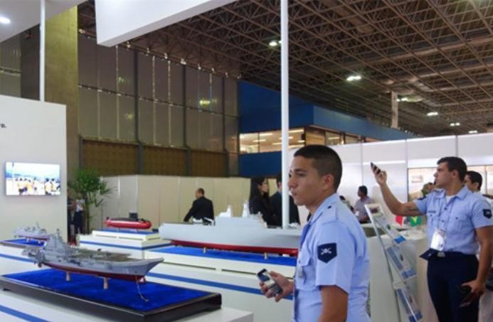 Các doanh nghiệp công nghiệp quân sự Trung Quốc tham gia Triển lãm quốc phòng Brazil năm 2015