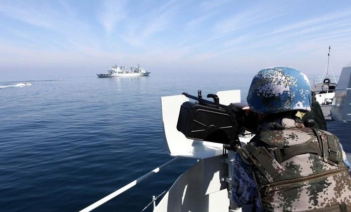 Tàu khu trục Cáp Nhĩ Tân của biên đội hộ tống tốp thứ 14 Hải quân Trung Quốc thả tàu nhỏ tiếp cận &quot;tàu bị cướp&quot; (nguồn Tin tức Tham khảo, TQ)