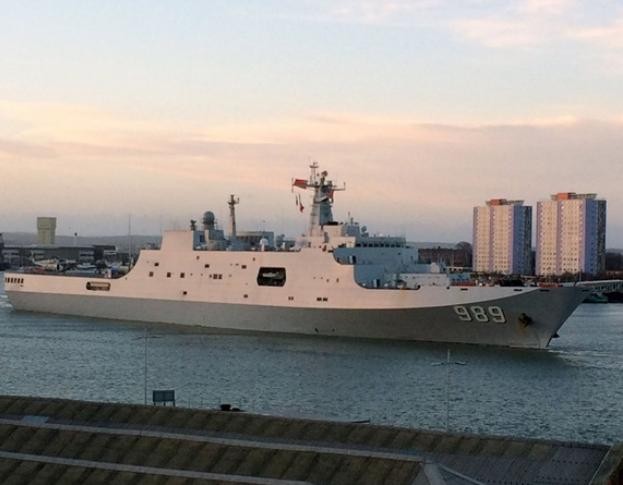 Tháng 1 năm 2015, biên đội hộ tống tốp thứ 18 Hải quân Trung Quốc thăm châu Âu. Trong hình là tàu đổ bộ cỡ lớn Trường Bạch Sơn (thuộc Hạm đội Nam Hải) của biên đội này cùng biên đội thăm quân cảng của Anh (ảnh tư liệu)