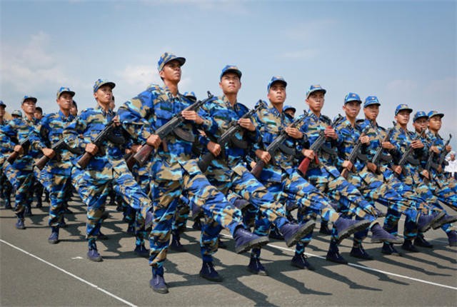 Binh sĩ Hải quân Việt Nam tham gia Lễ diễu binh trên biển