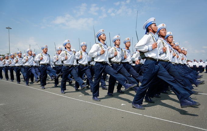 Binh sĩ Hải quân Việt Nam tham gia Lễ diễu binh trên biển
