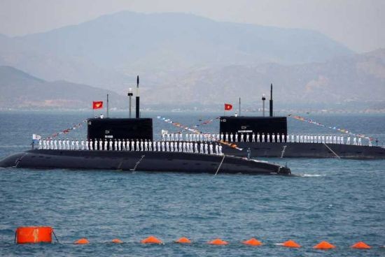 Tàu ngầm HQ-182 Hà Nội và HQ-183 - lực lượng trụ cột của Hải quân Việt Nam tham gia Lễ diễu binh trên biển