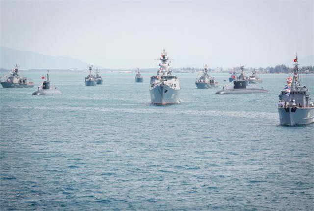 Tàu chiến Hải quân Việt Nam tham gia diễu binh trên biển