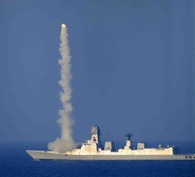 Tàu khu trục Kolkata bắn tên lửa BrahMos