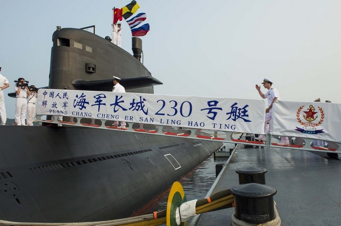 Tháng 7 năm 2014, Tham mưu trưởng Hải quân Mỹ, Đô đốc Jonathan Greenert thăm quan tàu ngầm Type 039B số hiệu 230 ở căn cứ Lữ Thuận, Đại Liên của Hải quân Trung Quốc