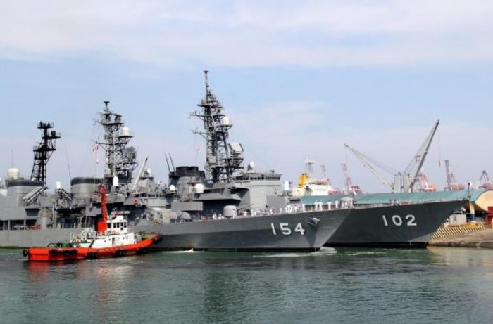 Biên đội hộ tống Nhật Bản gồm tàu hộ vệ Amagiri số hiệu 154 và tàu hộ vệ Harusame số hiệu 102 (có báo gọi là tàu khu trục).